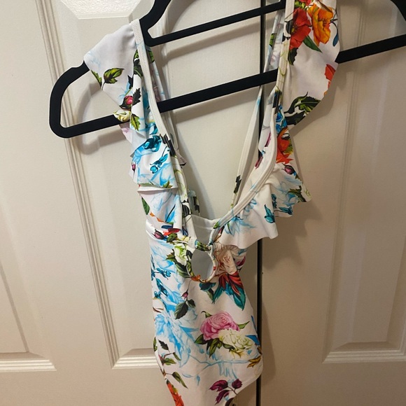 Capushe Swimsuit - Picture 6 of 10